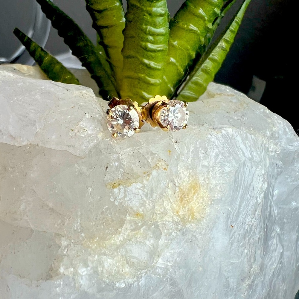 Stunning 18k Gold & Diamond Stud Earrings